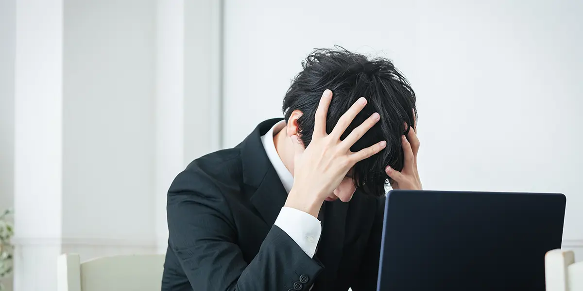 頭を抱える男性